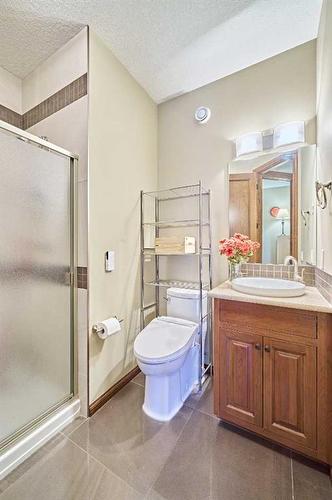 26 Quarry Point Se, Calgary, AB - Indoor Photo Showing Bathroom