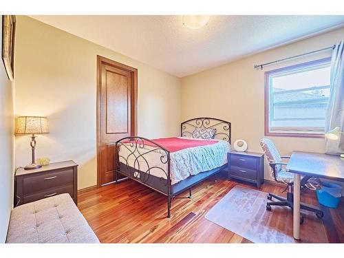 26 Quarry Point Se, Calgary, AB - Indoor Photo Showing Bedroom