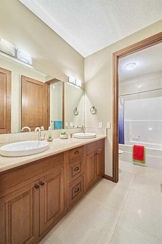 26 Quarry Point Se, Calgary, AB - Indoor Photo Showing Bathroom