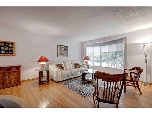 9440 Academy Drive Se, Calgary, AB - Indoor Photo Showing Living Room