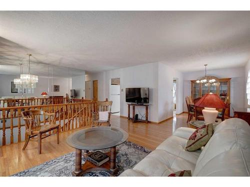 9440 Academy Drive Se, Calgary, AB - Indoor Photo Showing Living Room