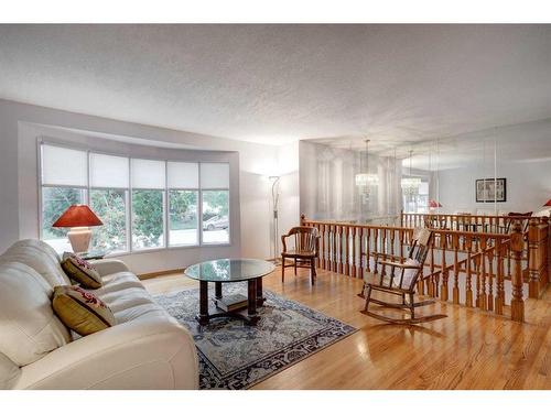 9440 Academy Drive Se, Calgary, AB - Indoor Photo Showing Living Room