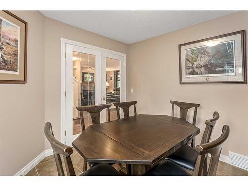 1733 Evergreen Drive Sw, Calgary, AB - Indoor Photo Showing Dining Room