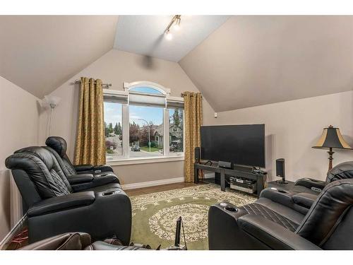 1733 Evergreen Drive Sw, Calgary, AB - Indoor Photo Showing Living Room