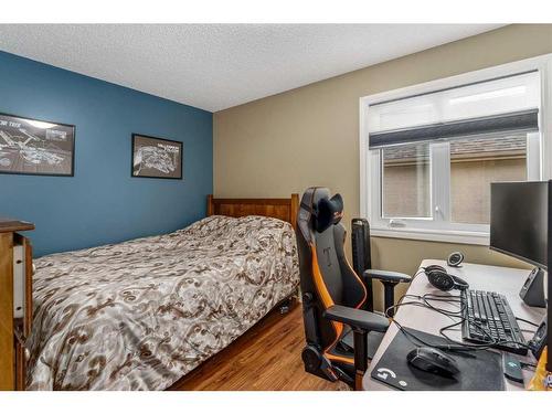 1733 Evergreen Drive Sw, Calgary, AB - Indoor Photo Showing Bedroom