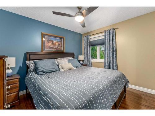 1733 Evergreen Drive Sw, Calgary, AB - Indoor Photo Showing Bedroom