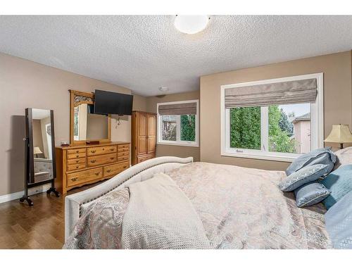 1733 Evergreen Drive Sw, Calgary, AB - Indoor Photo Showing Bedroom