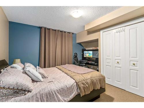 1733 Evergreen Drive Sw, Calgary, AB - Indoor Photo Showing Bedroom