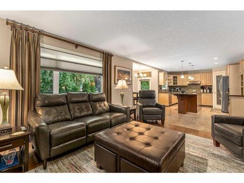 1733 Evergreen Drive Sw, Calgary, AB - Indoor Photo Showing Living Room