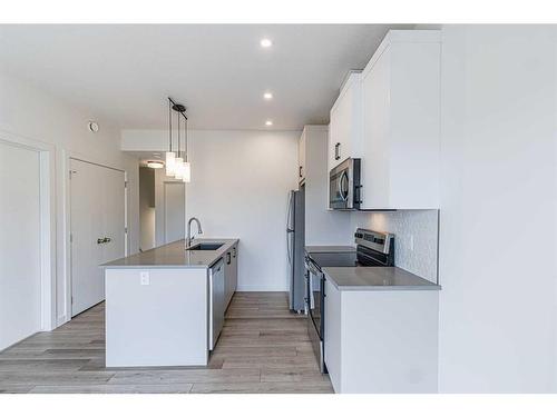 29 Spring Creek Common Sw, Calgary, AB - Indoor Photo Showing Kitchen