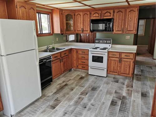 223 29 Avenue Nw, Calgary, AB - Indoor Photo Showing Kitchen With Double Sink