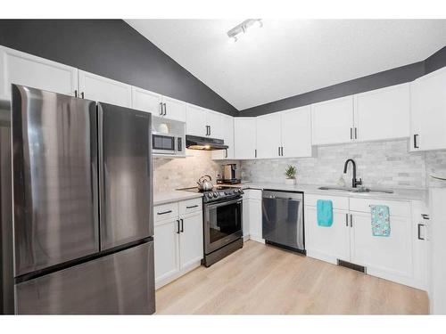 32 Cedardale Road Sw, Calgary, AB - Indoor Photo Showing Kitchen With Upgraded Kitchen