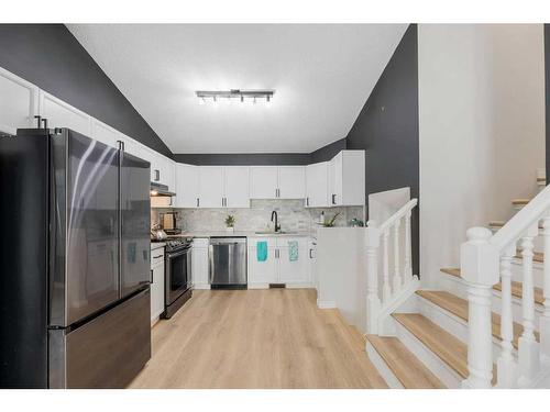 32 Cedardale Road Sw, Calgary, AB - Indoor Photo Showing Kitchen