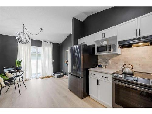 32 Cedardale Road Sw, Calgary, AB - Indoor Photo Showing Kitchen