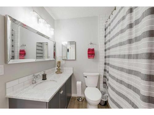 32 Cedardale Road Sw, Calgary, AB - Indoor Photo Showing Bathroom