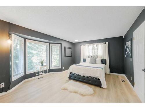 32 Cedardale Road Sw, Calgary, AB - Indoor Photo Showing Bedroom