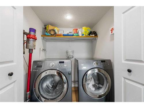 32 Cedardale Road Sw, Calgary, AB - Indoor Photo Showing Laundry Room