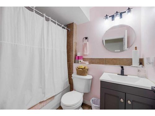 32 Cedardale Road Sw, Calgary, AB - Indoor Photo Showing Bathroom