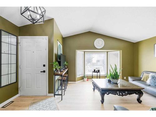 32 Cedardale Road Sw, Calgary, AB - Indoor Photo Showing Living Room