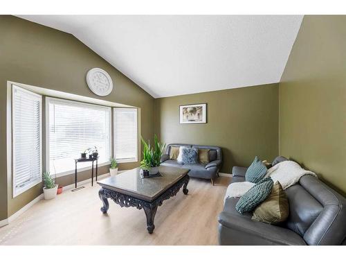 32 Cedardale Road Sw, Calgary, AB - Indoor Photo Showing Living Room