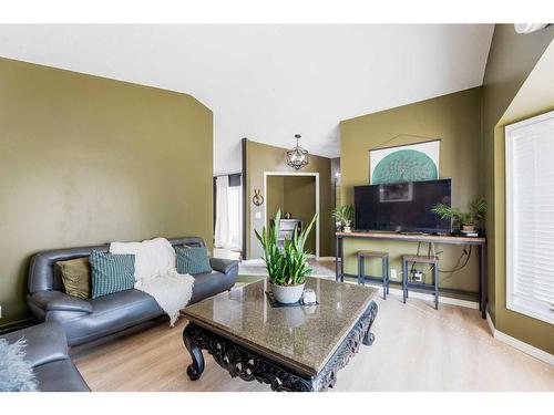 32 Cedardale Road Sw, Calgary, AB - Indoor Photo Showing Living Room