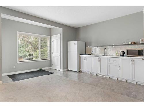 47 Sunset Terrace, Cochrane, AB - Indoor Photo Showing Kitchen