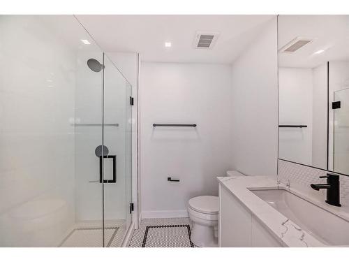 112-8445 Broadcast Avenue Sw, Calgary, AB - Indoor Photo Showing Bathroom