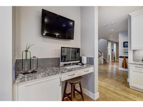 1215 15 Street Se, Calgary, AB - Indoor Photo Showing Kitchen