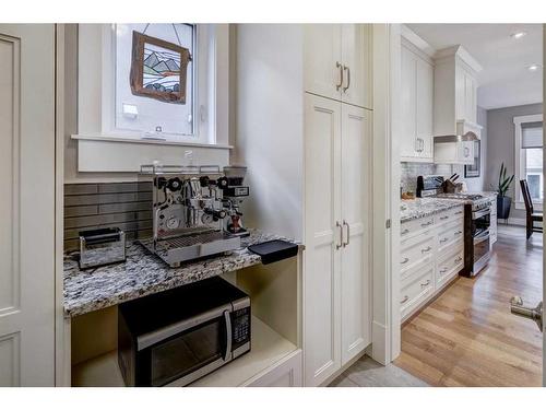 1215 15 Street Se, Calgary, AB - Indoor Photo Showing Kitchen