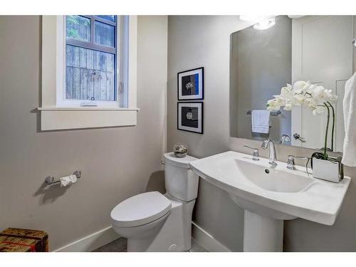 1215 15 Street Se, Calgary, AB - Indoor Photo Showing Bathroom