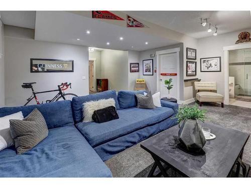 1215 15 Street Se, Calgary, AB - Indoor Photo Showing Living Room