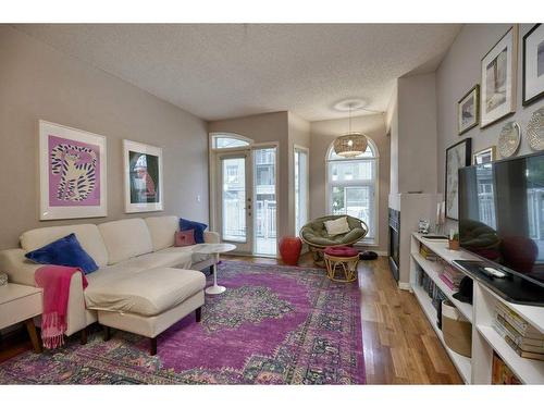 103-1026 12 Avenue Sw, Calgary, AB - Indoor Photo Showing Living Room