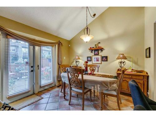 52-2225 Oakmoor Drive Sw, Calgary, AB - Indoor Photo Showing Dining Room