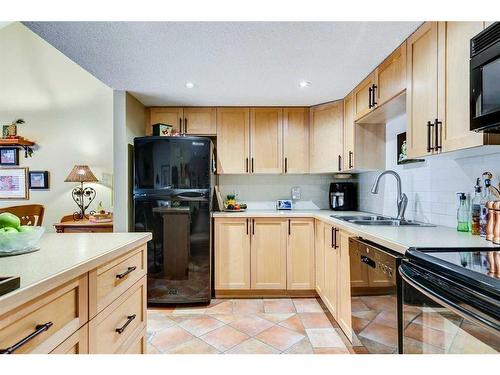 52-2225 Oakmoor Drive Sw, Calgary, AB - Indoor Photo Showing Kitchen With Double Sink