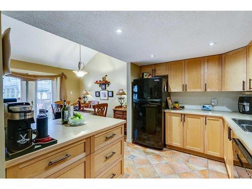 52-2225 Oakmoor Drive Sw, Calgary, AB - Indoor Photo Showing Kitchen