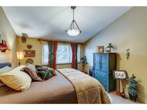 52-2225 Oakmoor Drive Sw, Calgary, AB - Indoor Photo Showing Bedroom