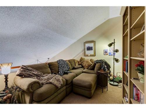 52-2225 Oakmoor Drive Sw, Calgary, AB - Indoor Photo Showing Living Room