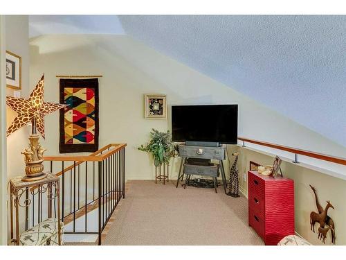 52-2225 Oakmoor Drive Sw, Calgary, AB - Indoor Photo Showing Other Room