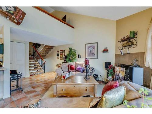 52-2225 Oakmoor Drive Sw, Calgary, AB - Indoor Photo Showing Living Room