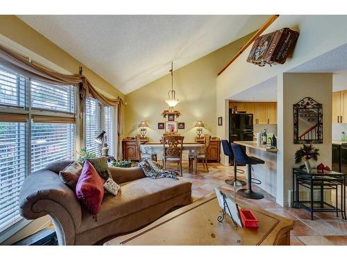 52-2225 Oakmoor Drive Sw, Calgary, AB - Indoor Photo Showing Living Room