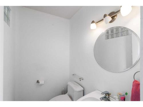 913 4 Avenue Nw, Calgary, AB - Indoor Photo Showing Bathroom