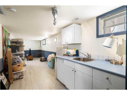 913 4 Avenue Nw, Calgary, AB - Indoor Photo Showing Kitchen