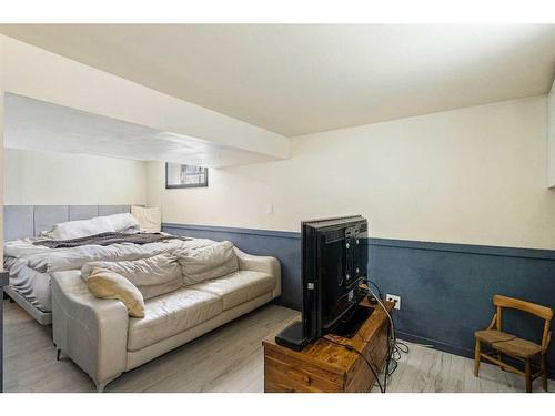 913 4 Avenue Nw, Calgary, AB - Indoor Photo Showing Bedroom