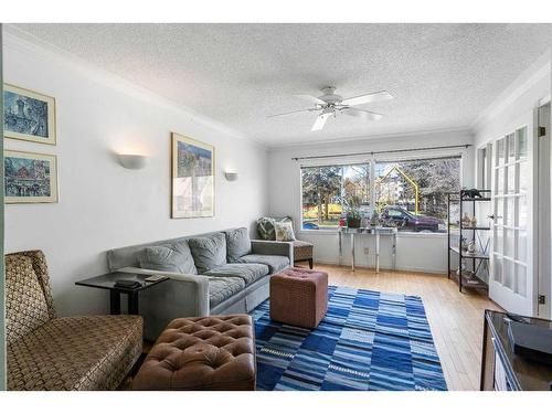 913 4 Avenue Nw, Calgary, AB - Indoor Photo Showing Living Room