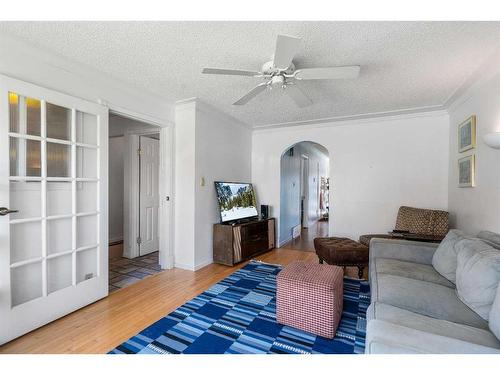 913 4 Avenue Nw, Calgary, AB - Indoor Photo Showing Living Room