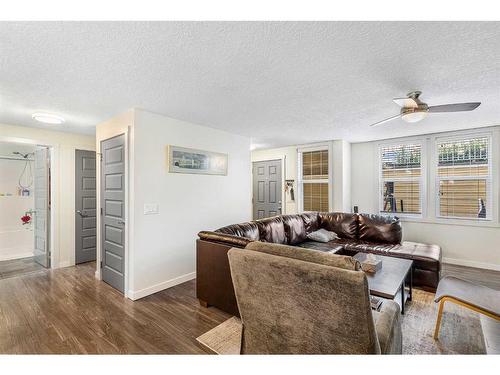 414 Mckenzie Towne Close Se, Calgary, AB - Indoor Photo Showing Living Room