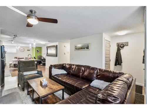 414 Mckenzie Towne Close Se, Calgary, AB - Indoor Photo Showing Living Room