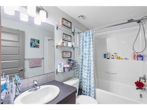 414 Mckenzie Towne Close Se, Calgary, AB - Indoor Photo Showing Bathroom