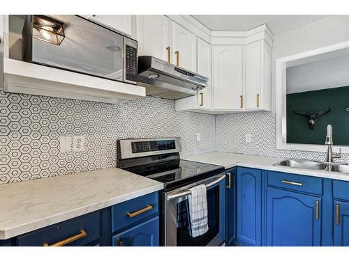 199 Hidden Creek Cove Nw, Calgary, AB - Indoor Photo Showing Kitchen With Double Sink With Upgraded Kitchen