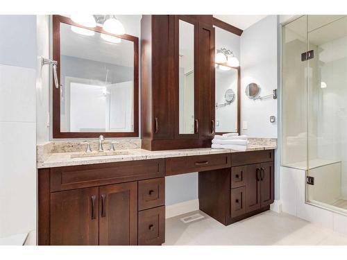 4722 21A Street Sw, Calgary, AB - Indoor Photo Showing Bathroom